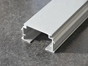 ケーブル管理用チャネル