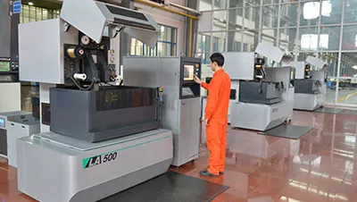 ワイヤ放電加工機